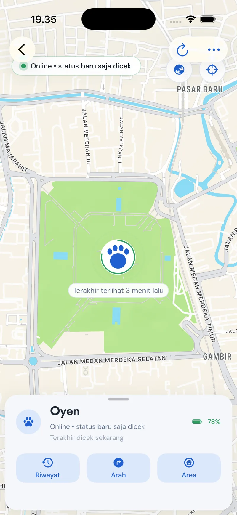 Layar GPS di OnlyPets App menampilkan lokasi Oyen di peta, status online, baterai, dan tombol Riwayat, Arah, dan Area