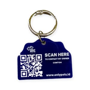 QR Pet ID Tag biru bentuk rumah dengan ring kait logam, foto studio latar putih